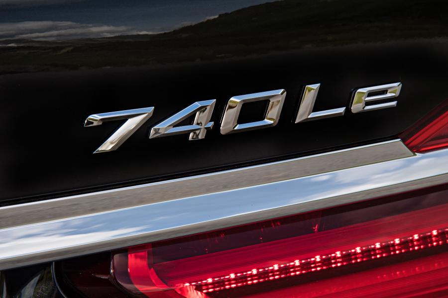 Логотип BMW 740Le xDrive (G12) 2015 года  (WW) (фото 33 из 41)